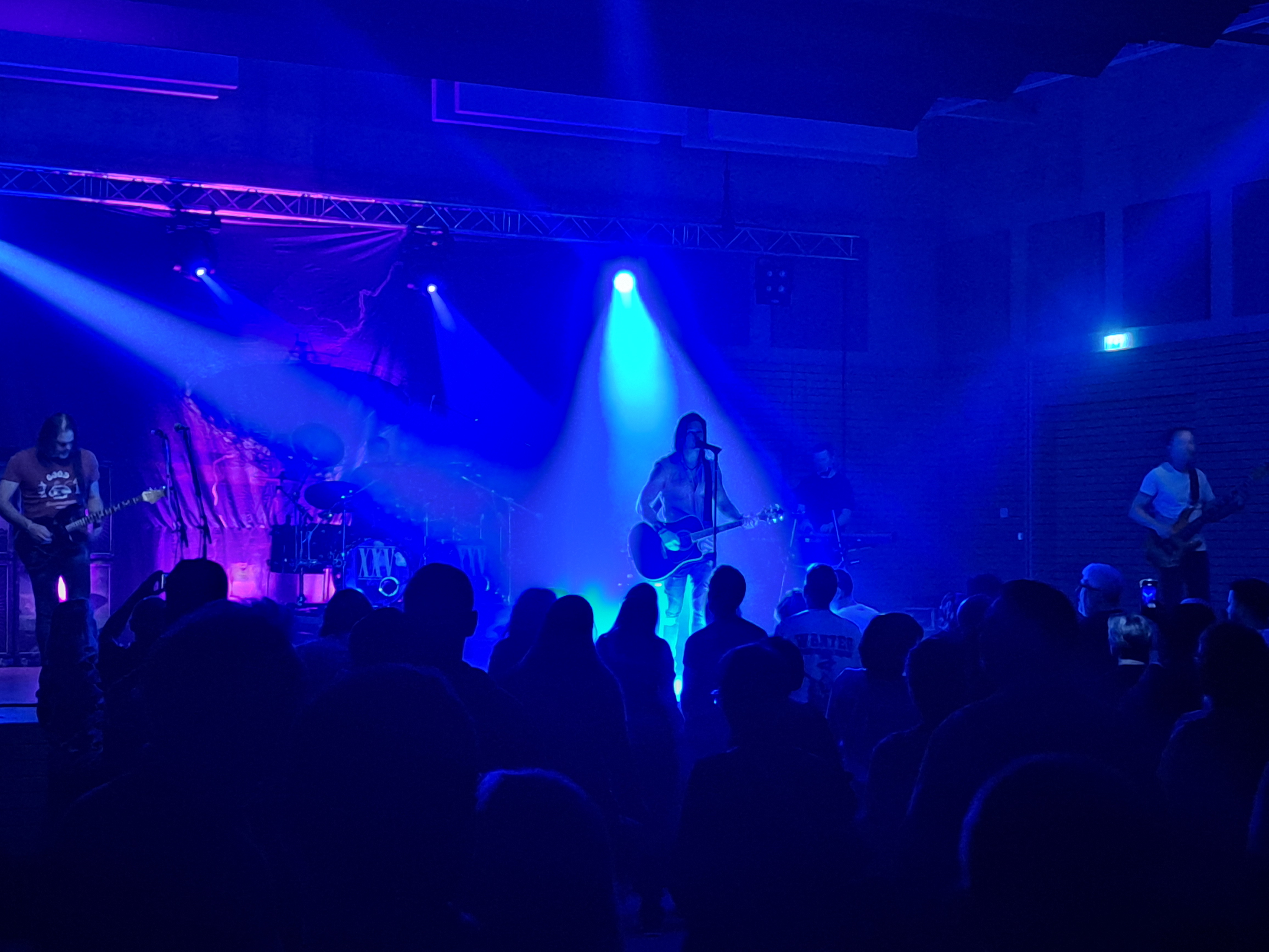 Kulturprogramm Bounce 2026: Band auf der Bühne im blauen Dämmerlicht
